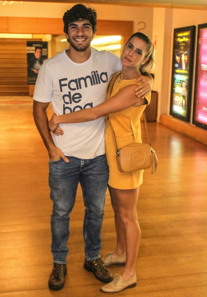 agnews_foto_ultimo_apresentacao_da_peca_tryo_eletryco_que_teve_carolina_dieckmann_pretinho_da_serrinha_e_maria_ribeiro_20170803_1109_g-1