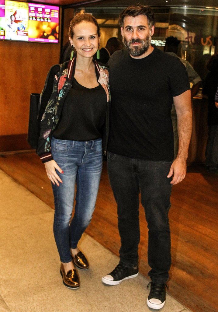 agnews_foto_ultimo_apresentacao_da_peca_tryo_eletryco_que_teve_carolina_dieckmann_pretinho_da_serrinha_e_maria_ribeiro_20170803_1110_g