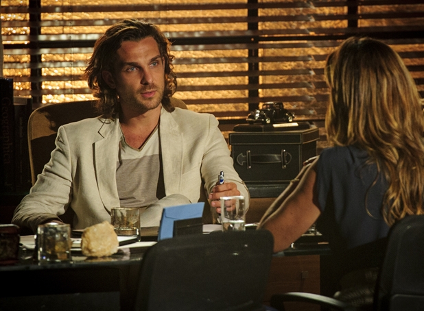 Flor do Caribe: Alberto planeja o assassinato de Samuel