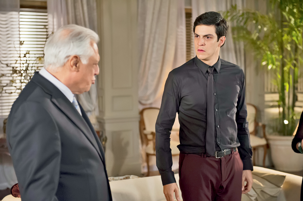 Amor à Vida: César dá surra de cinta no filho mau