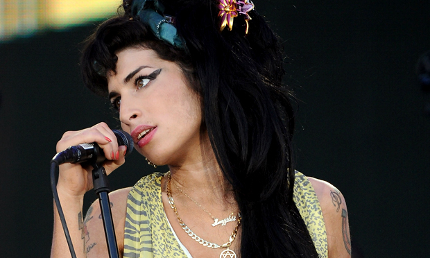 12 anos sem Amy Winehouse: 3 momentos em que a cantora marcou tendências