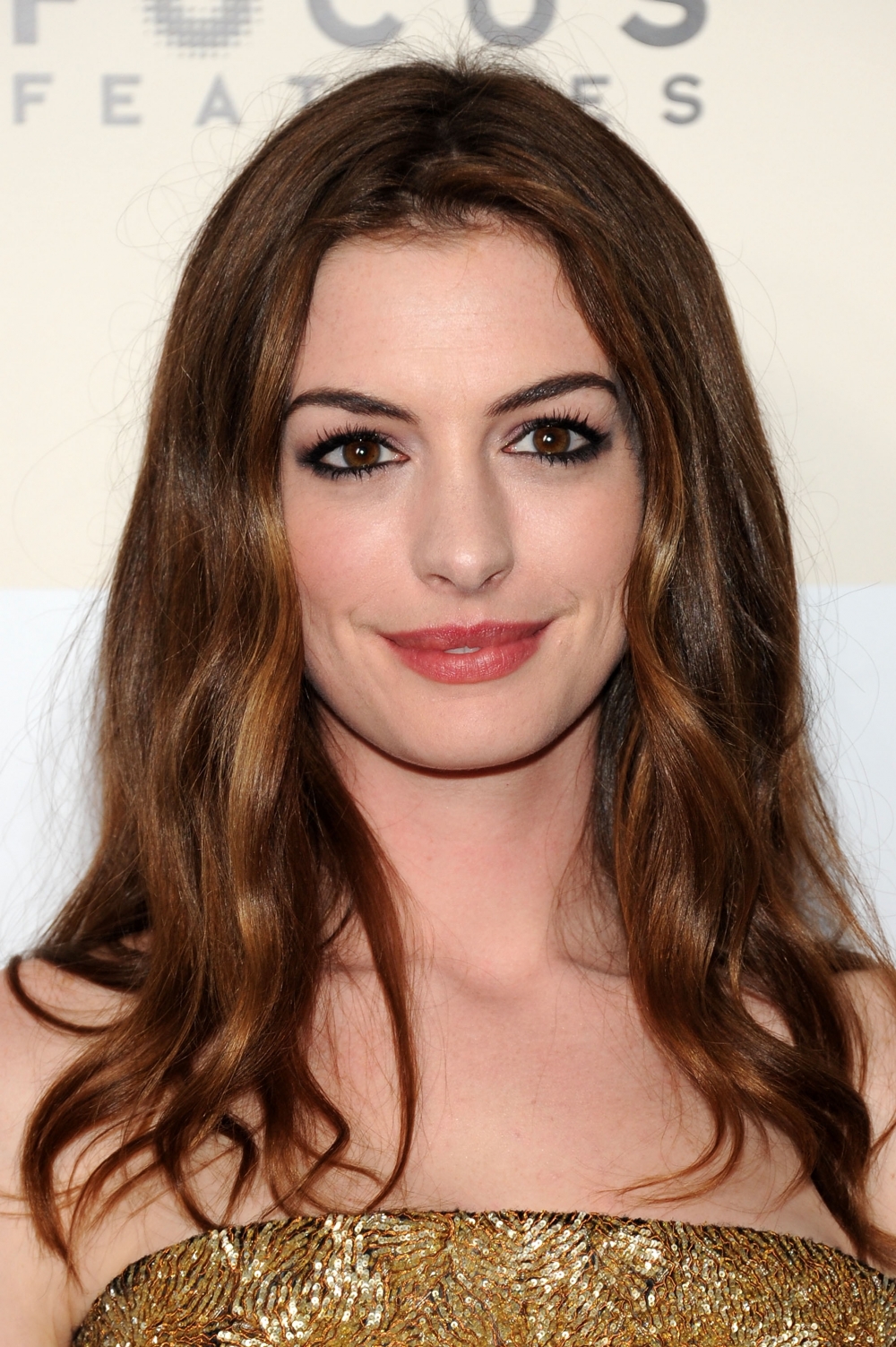 Anne Hathaway abandona cabelo castanho e está ruiva para novo papel