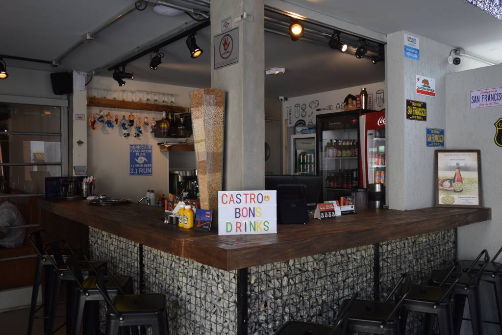 bar-com-uma-placa-de-bons-drinks