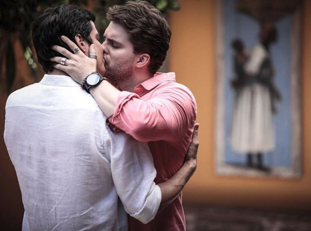 O casal Félix e Niko em beijo na novela Amor à Vida O casal Félix e Niko em beijo na novela Amor à Vida