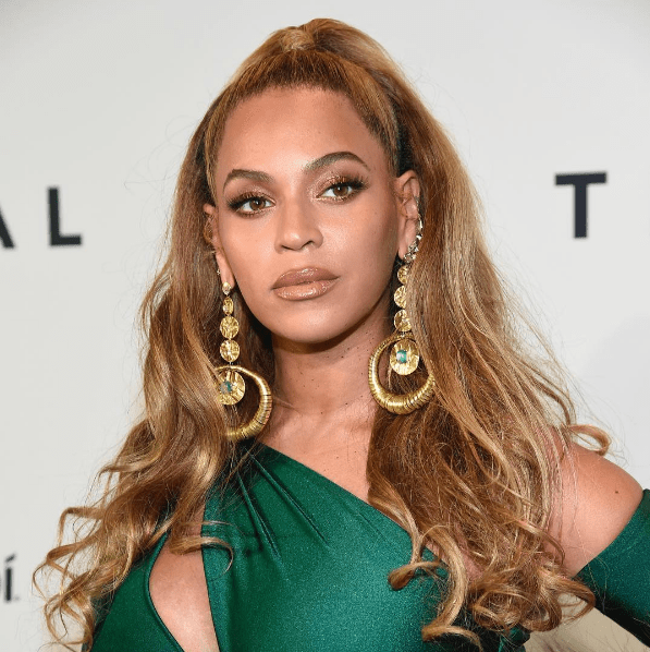 Beyoncé lacra com longo de fenda poderosa e decote estratégico
