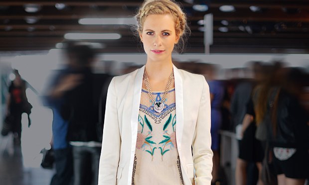 Blazer branco, jeans e sandália