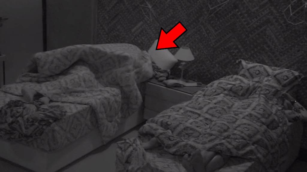 Breno e Paula fazem o edredom se mexer bastante no BBB18