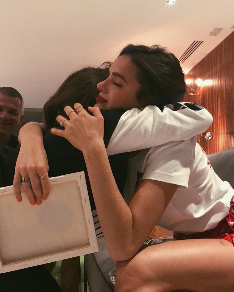 Bruna Marquezine abraçando a irmã Luana Bruna Marquezine abraçando a irmã Luana