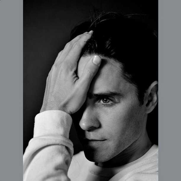 Mudança de visual: Jared Leto está de cabelo curto e sem barba