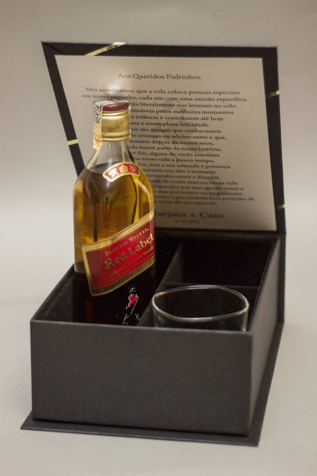 Ideias de convites para padrinhos de casamento caixa-johnnie-walker-convite-pais-e-padrinhos-whisk-casamento-8