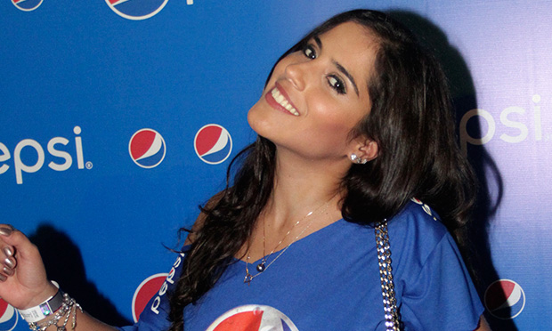 Antes de estrear em “Em Família”, Camila Camargo curte solteirice no Festival de Verão em Salvador