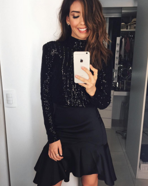 Camila Coutinho reafirmou sua tradição de sempre usar preto na noite de Natal Camila Coutinho reafirmou sua tradição de sempre usar preto na noite de Natal