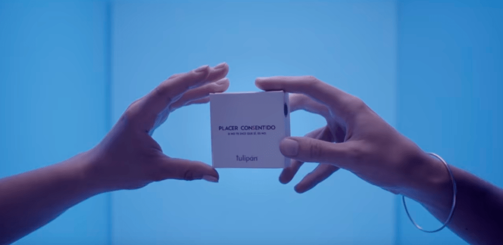 Camisinha que só abre com quatro mãos retoma debate sobre consentimento