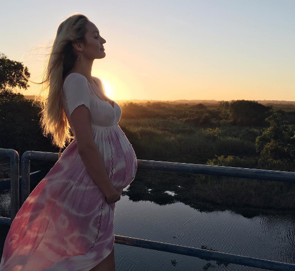 Modelo Candice Swanepoel posta primeira foto do filho um dia após dar à luz