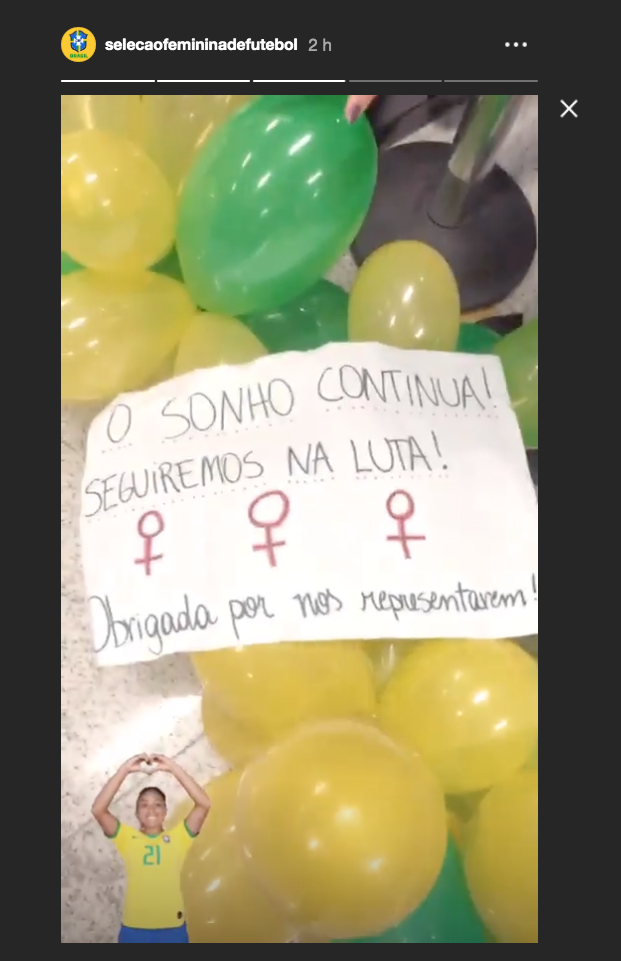Cartazes-para-a-Seleção-brasileira-feminina-ao-desembarcar-em-São-Paulo Cartazes-para-a-Seleção-brasileira-feminina-ao-desembarcar-em-São-Paulo