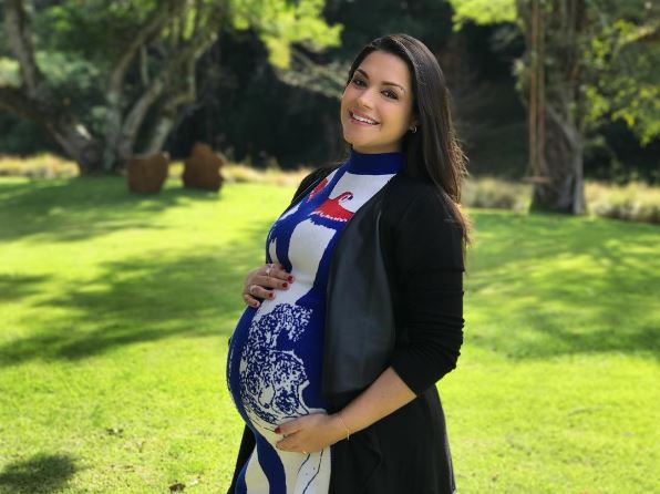 Adepta às estampas, Thais combinou seu vestido com detalhes com um casaco alongado preto. Adepta às estampas, Thais combinou seu vestido com detalhes com um casaco alongado preto.