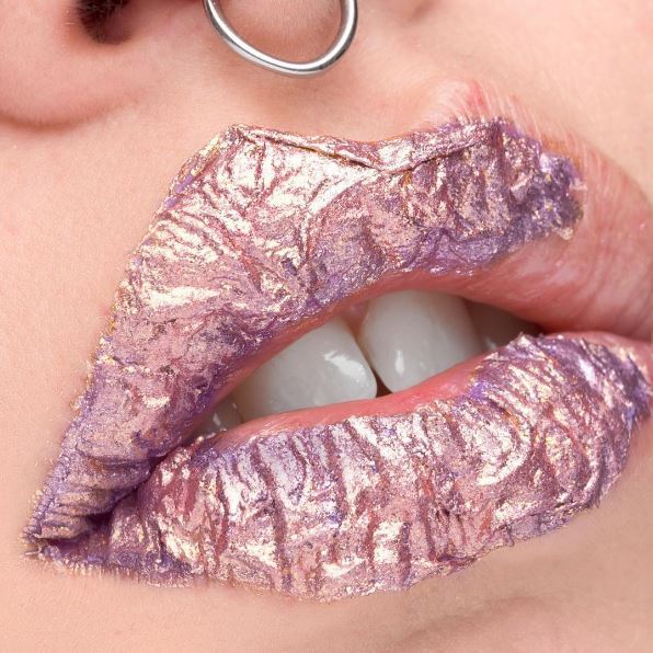 Papel higiênico dá efeito poderoso nos lábios e bomba na Internet