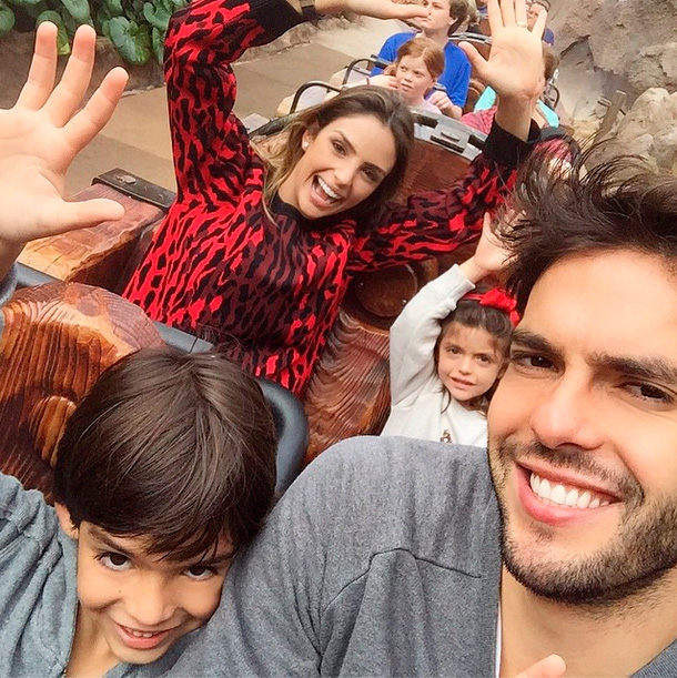 Kaká e Carol Celico se divertem com filhos na Disney