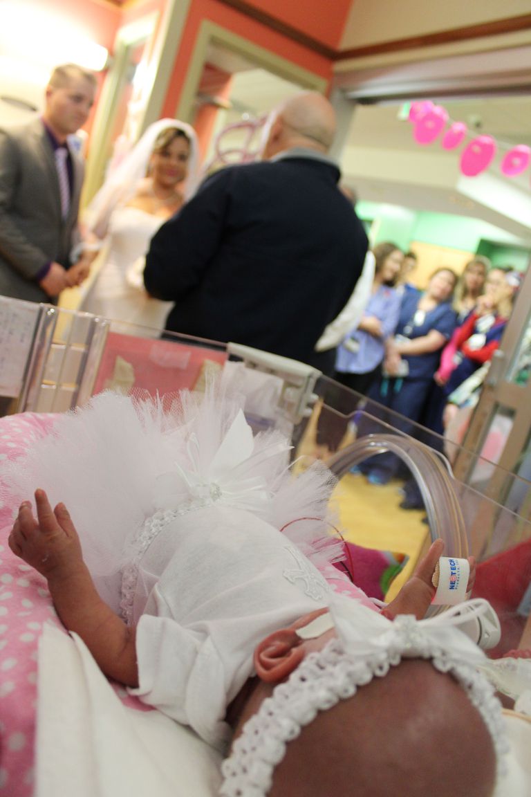 Homem e mulher se casam na UTI junto da filha que nasceu prematura casal-se-casa-em-uti-para-ficar-ao-lado-da-filha-prematura-berco