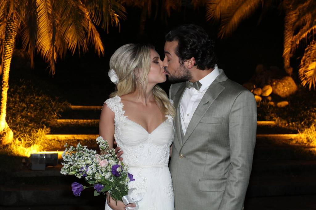 Eduardo Sterblitch e Louise D’Tuani se casam no Rio de Janeiro