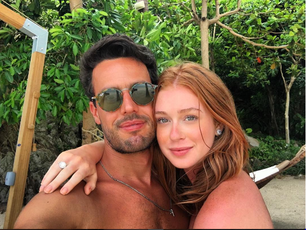 Casal abraçado