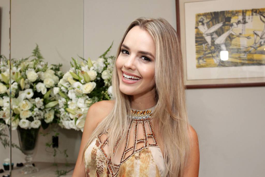 A cantora Thaeme faz Chá de Lingerie em São Paulo