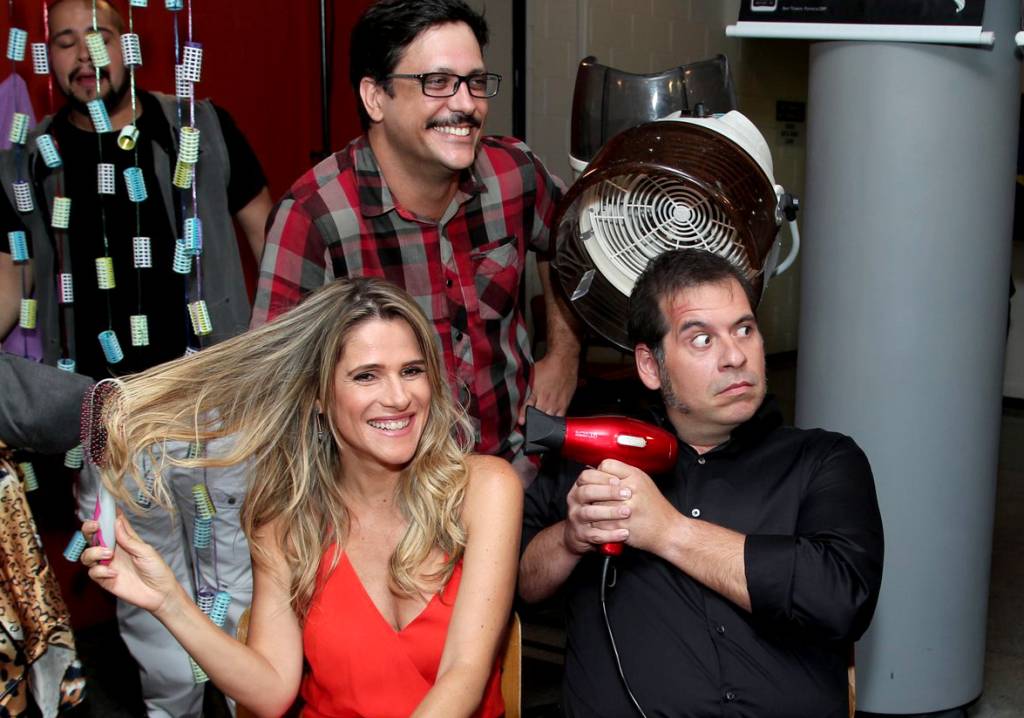 Elenco de ‘Chapa Quente’ se diverte na coletiva do seriado