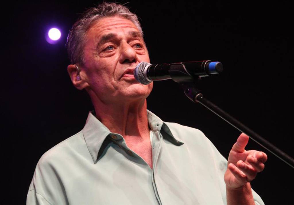 De surpresa, Chico Buarque canta para o público em bar carioca