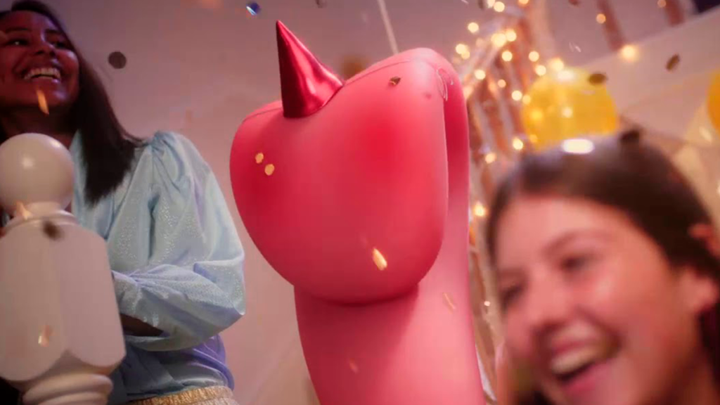 O novo mascote da Coca-Cola é muito bizarro e nós estamos impactadas