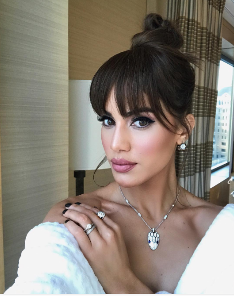 Camila Coelho lacra muito com franja falsa e saia transparente