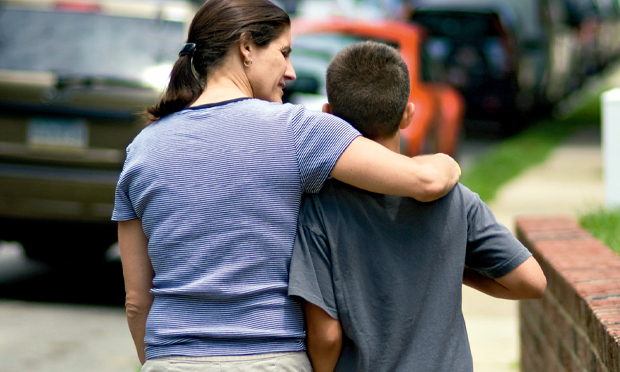 Especialistas revelam a melhor forma para abordar o assunto das drogas com os filhos