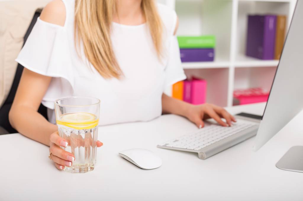 Água com rodelas de limão ou laranja para facilitar a ingestão de líquidos Água com rodelas de limão ou laranja para facilitar a ingestão de líquidos
