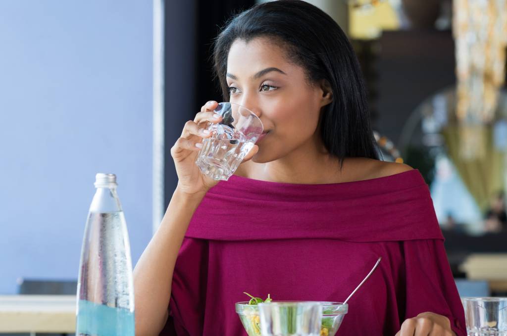 Cuidados diários para a pele oleosa – beber muita água A hidratação é a chave para curar e prevenir a ressaca