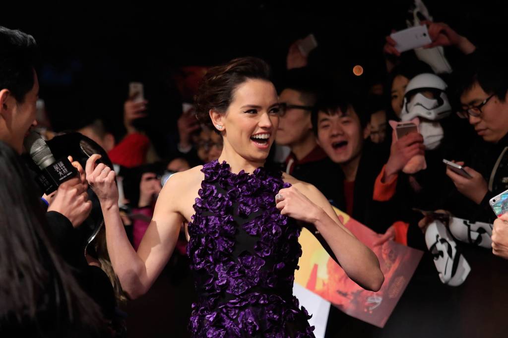 O look de Daisy Ridley na première chinesa de Star Wars