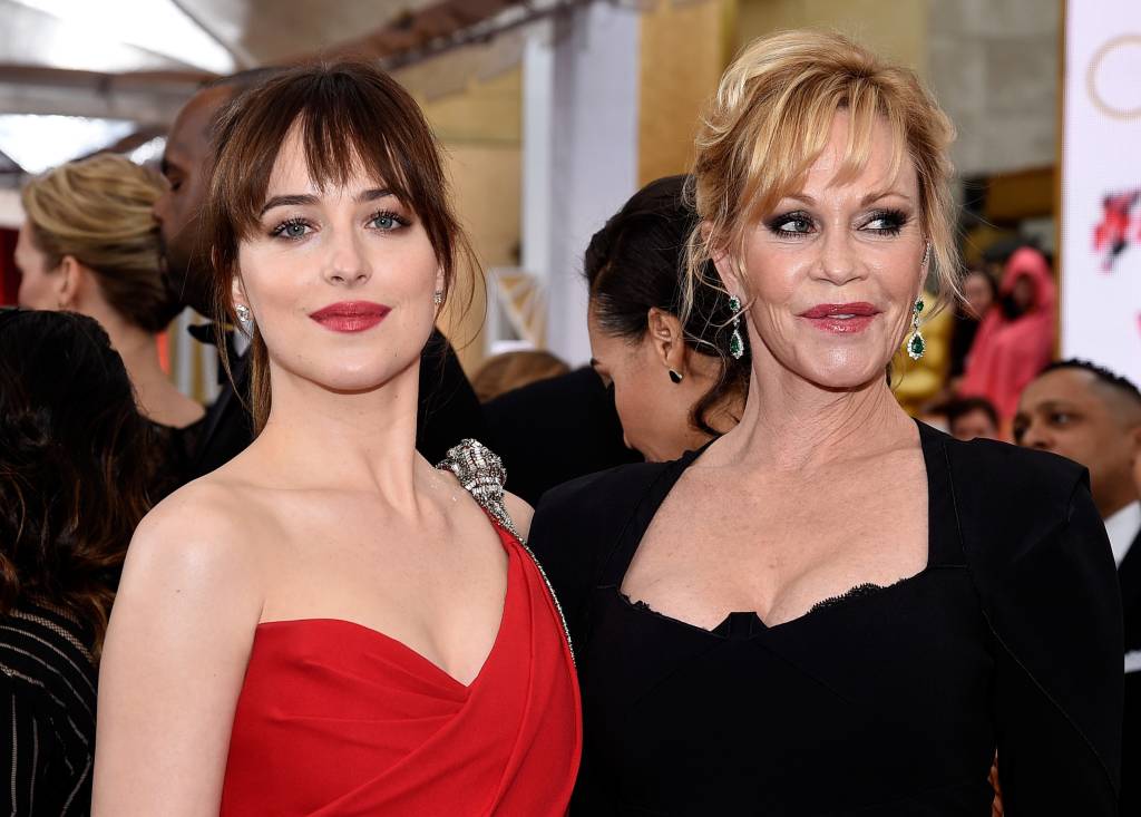 Dakota Johnson se irrita com a mãe no red carpet