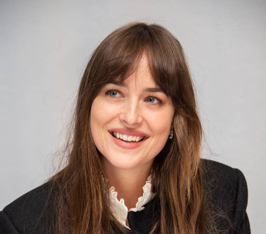 Dakota Johnson Dentes juntos Dakota Johnson lança vibrador que cabe na bolsa.