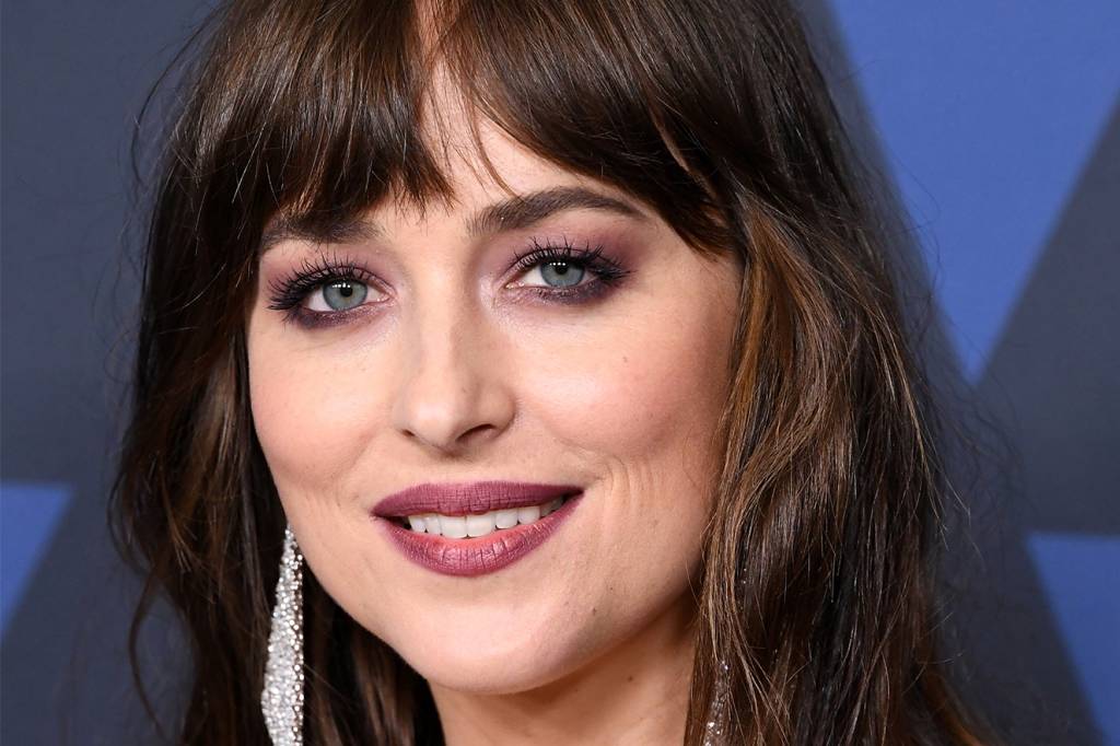 Dakota Johnson surpreende 0 pessoas e aparece perfeita no tapete vermelho