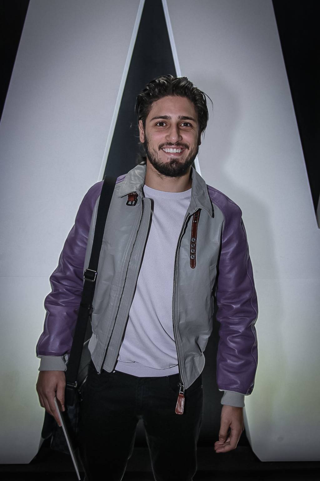 Daniel Rocha fala das vantagens de ter uma namorada mais velha