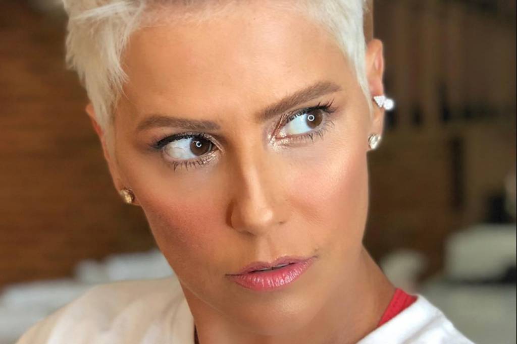 Deborah Secco com o cabelo quase branco já é minha inspiração 2019