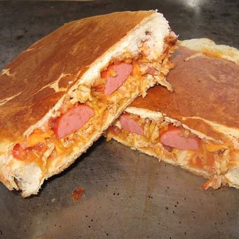 Dogão. Cachorro quente (ou hot dog, como preferir) é algo facilmente encontrado em todos os lugares do globo. O que o restante do mundo não tem é o que a gente chama de dogão: com purê de batata, milho, batata palha e prensado. Dogão. Cachorro quente (ou hot dog, como preferir) é algo facilmente encontrado em todos os lugares do globo. O que o restante do mundo não tem é o que a gente chama de dogão: com purê de batata, milho, batata palha e prensado.