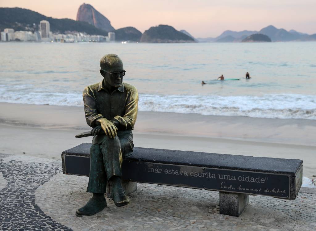 Estatua de Carlos Drummond de Andrade Estatua de Carlos Drummond de Andrade