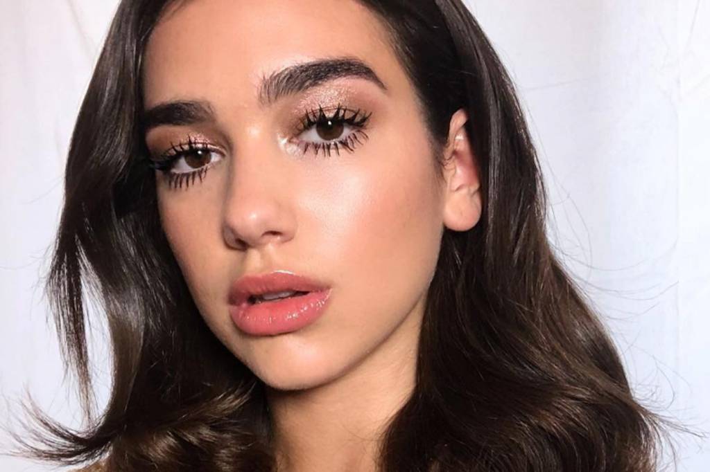 Dua Lipa cortou o cabelo curto e está a cara da Winona Ryder nos anos 90