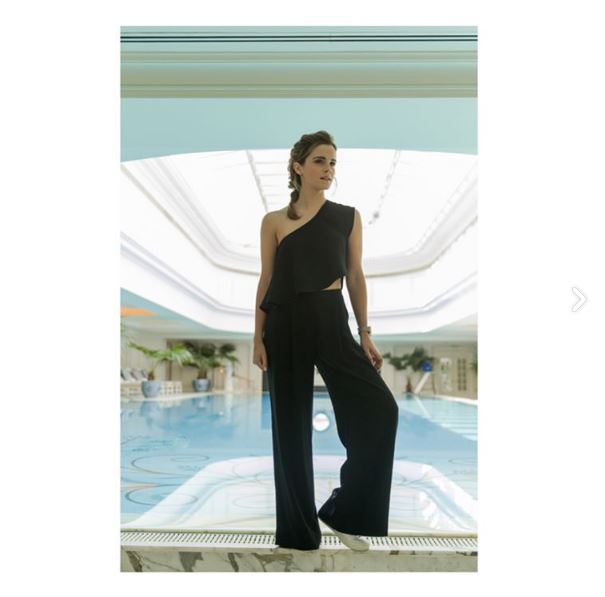 Vestido bordado com capa da alta-costura de <strong>Elie Saab</strong> e batom vinho para a première em Xangai. Vestido bordado com capa da alta-costura de <strong>Elie Saab</strong> e batom vinho para a première em Xangai.