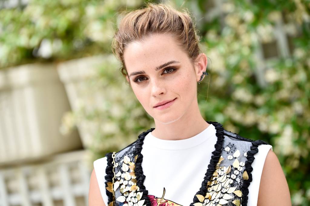 Emma Watson distribui o livro ‘The Handmaid’s Tale’ por Paris