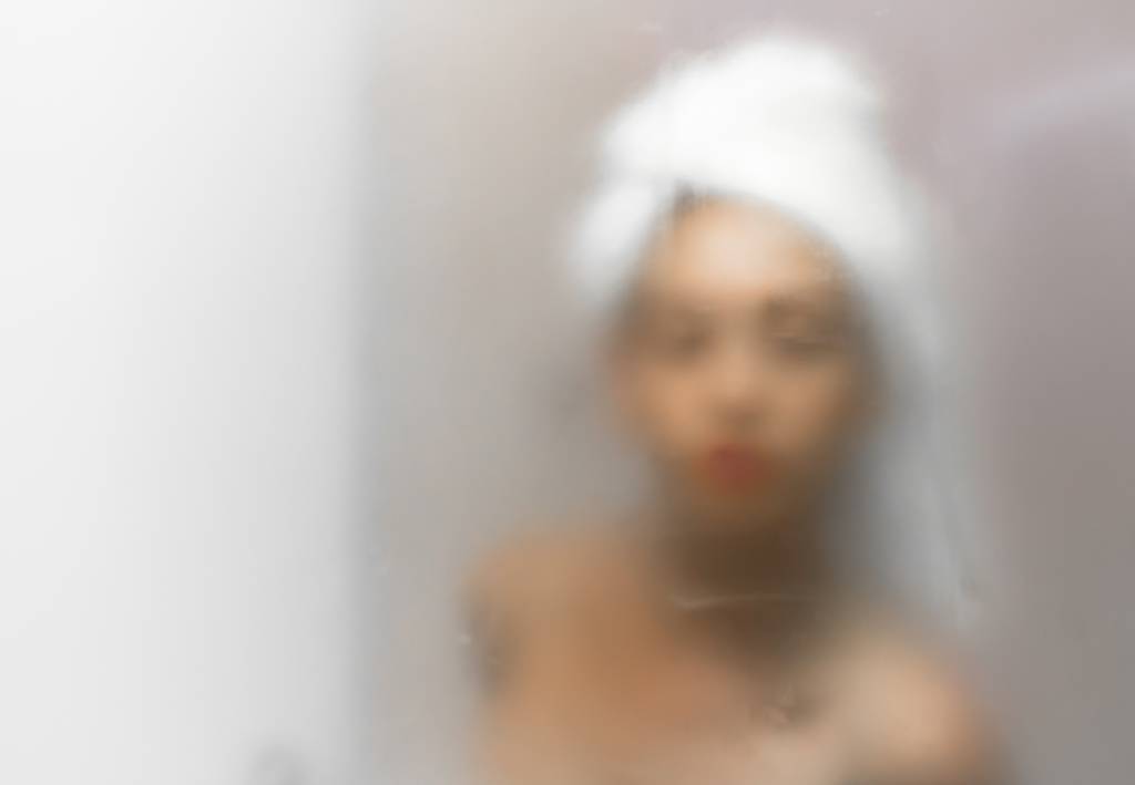 Erros que prejudicam a pele Banhos muito quentes Woman in bathroom