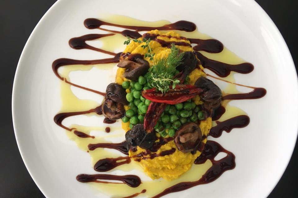 Ervilha salteada com purê de banana e shiitake