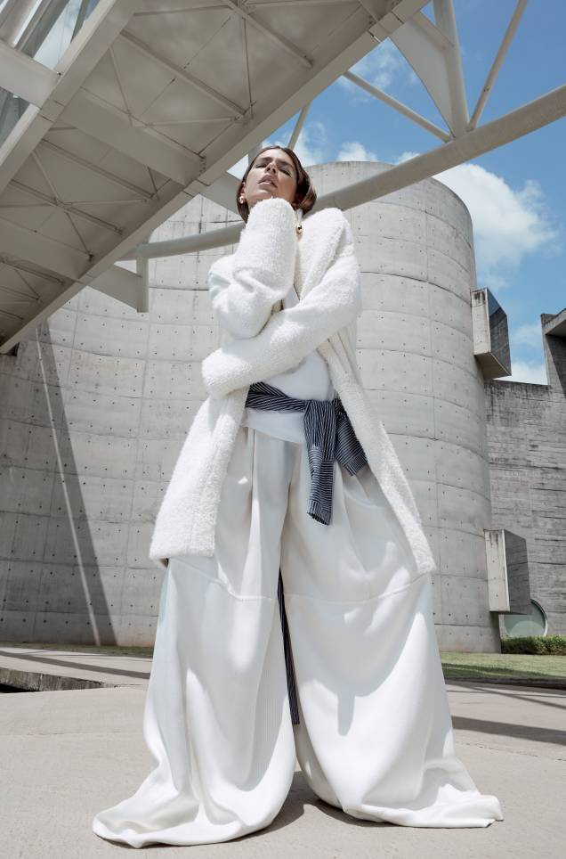 Casaco de lã, Cris Barros, R$ 1 742, tel (11) 3048 5545. Camisa de tricoline, Loft 747, R$ 275, tel. (11) 2729 9031. Trench coat de algodão (amarrado na cintura), Michael Kors, R$ 1 147, tel. (11) 3031 2463. Calça de algodão, acervo Experimento Nohda, tel. (11) 3562 0554. Casaco de lã, Cris Barros, R$ 1 742, tel (11) 3048 5545. Camisa de tricoline, Loft 747, R$ 275, tel. (11) 2729 9031. Trench coat de algodão (amarrado na cintura), Michael Kors, R$ 1 147, tel. (11) 3031 2463. Calça de algodão, acervo Experimento Nohda, tel. (11) 3562 0554.