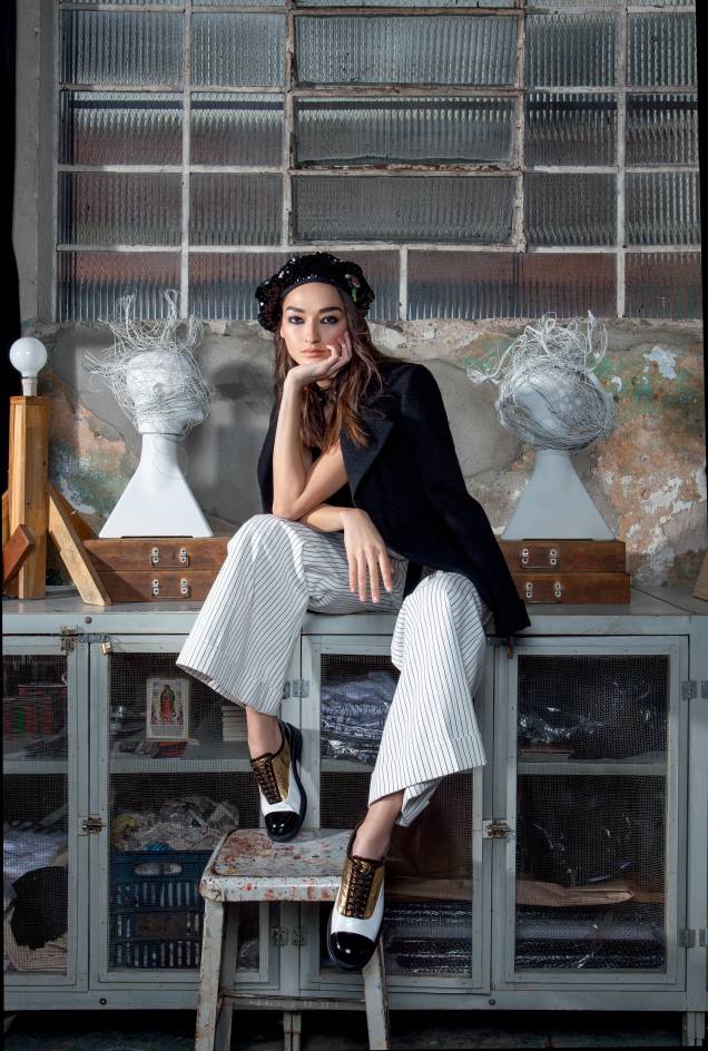 Blazer de tweed, a partir de R$ 16 040, calça de algodão, a partir de R$ 7 730, boina de paetês, a partir de R$ 3 480, e derbies de couro (usados em todas as fotos), a partir de R$ 4 620, Chanel, tel. (11) 3032 7294. Blazer de tweed, a partir de R$ 16 040, calça de algodão, a partir de R$ 7 730, boina de paetês, a partir de R$ 3 480, e derbies de couro (usados em todas as fotos), a partir de R$ 4 620, Chanel, tel. (11) 3032 7294.