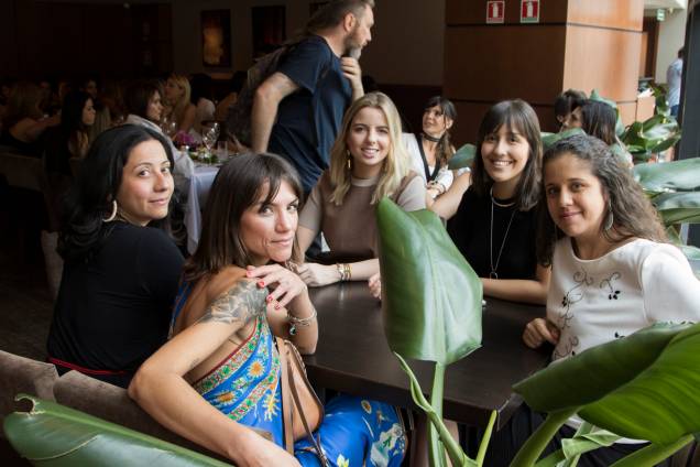 Elisa Duarte, Paloma Vergeiro, Débora Sene, Gabriela Magalhães e Carol Bertelli, do time da ESTILO Elisa Duarte, Paloma Vergeiro, Débora Sene, Gabriela Magalhães e Carol Bertelli, do time da ESTILO