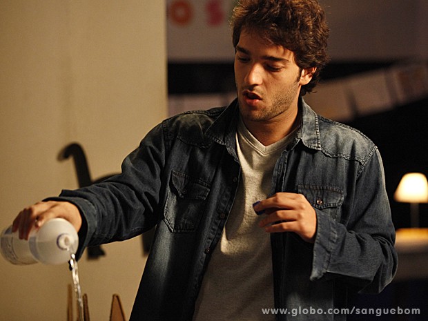 Sangue Bom: Fabinho e Amora colocam fogo na Toca do Saci